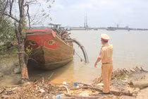 Gay cấn cảnh sát truy bắt "cát tặc" trên sông Sài Gòn