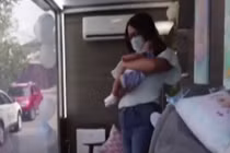 Video: Giới thiệu bé sơ sinh với họ hàng qua cửa kính