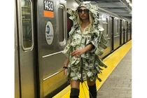 Người mẫu Playboy gây choáng khi diện váy đô la, catwalk trên sân ga