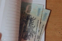 Cô con gái tìm thấy số tiền mẹ đã mất cho 2 năm trước