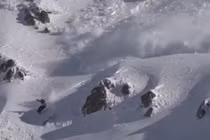 Video: Nghẹt thở cảnh tháo chạy khỏi tuyết lở ầm ầm sau lưng