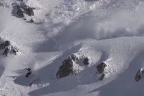 Video: Nghẹt thở cảnh tháo chạy khỏi tuyết lở ầm ầm sau lưng