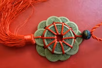 Cách dùng tiền xu phong thủy đúng nhất để kích hoạt may mắn