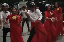 Video: Thanh niên tràn ra đường nhảy múa “trêu” xe tải