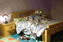 Sai lầm trong việc cất đồ dưới gầm giường khiến tiêu tan tài lộc