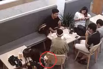 Video: Bé gái táo tợn trộm túi xách trong cửa hàng trà sữa