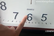 Soi đồng hồ trong nhà tắm, phát hiện bị chủ nhà quay lén khỏa thân