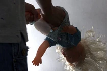 Chile: Bàng hoàng vụ bé 20 tháng tuổi bị cưỡng hiếp