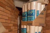 Bất ngờ tìm thấy "mỏ vàng" trong nhà kho