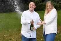 Hết tiền chữa bệnh cho con bỗng nhiên trúng độc đắc 30 tỷ đồng