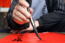 Ngẫm nghĩ đôi câu đối Tết của người xưa 