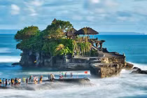 Video: Lội nước đến ngôi đền linh thiêng cầu nguyện giữa biển Bali