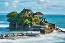 Video: Lội nước đến ngôi đền linh thiêng cầu nguyện giữa biển Bali