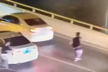 Video: Bị mẹ mắng, nam sinh lao khỏi xe nhảy cầu tự tử