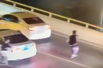 Video: Bị mẹ mắng, nam sinh lao khỏi xe nhảy cầu tự tử