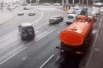 Video: Đạp nhầm chân ga, tài xế tông hàng loạt ôtô trên đường