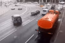 Video: Đạp nhầm chân ga, tài xế tông hàng loạt ôtô trên đường