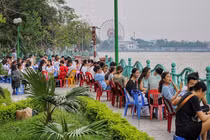 Hàng quán ven hồ Tây được dịp hốt bạc