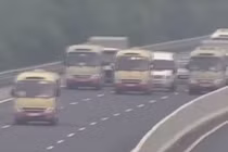 Video: 3 xe khách dàn hàng dòng dắt nhau trên cao tốc Hà Nội-Hải Phòng