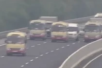 Video: 3 xe khách dàn hàng dòng dắt nhau trên cao tốc Hà Nội-Hải Phòng