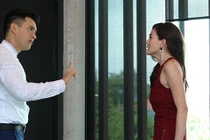 Thấy vợ bước xuống từ ô tô của người đàn ông, chồng liền đòi ly hôn