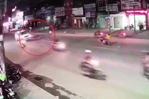 Video: Xe máy phóng tốc độ cao tông trực diện vào taxi khiến 3 người thương vong