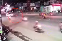 Video: Xe máy phóng tốc độ cao tông trực diện vào taxi khiến 3 người thương vong