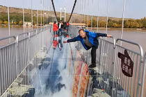 Bủn rủn khi đi trên cầu kính 3D đầu tiên ở Trung Quốc