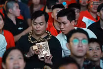 Phúc XO trả 15 triệu đồng/tháng cho vệ sĩ đi dạo và đỡ vàng