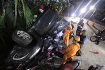 Xế hộp lao khỏi tầng 8, nữ tài xế may mắn sống sót