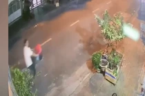 VIdeo : Người phụ nữ ở TP.HCM bị giật điện thoại