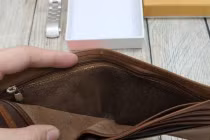 Cứ cho thứ này vào ví tiền, bảo sao bạn nghèo bền vững