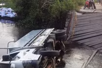 Đi theo chỉ dẫn của Google Maps, tài xế xe tải bị rơi xuống sông