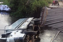 Đi theo chỉ dẫn của Google Maps, tài xế xe tải bị rơi xuống sông