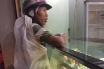 Nghẹn lòng người cha lam lũ, dầm mưa đi mua bánh sinh nhật cho con