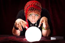 Khách hàng mãi không có người yêu, thầy bói lãnh trái đắng