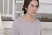 Tôi choáng váng khi thấy cô giúp việc lén lút trong phòng mình