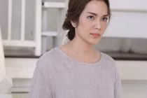 Tôi choáng váng khi thấy cô giúp việc lén lút trong phòng mình