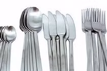 Video: "Dị nhân" Ấn Độ nghiện ăn bàn chải, thìa, dao dĩa