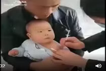 Phản ứng “bá đạo” của các bé khi đi tiêm phòng