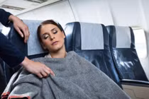 Vì sao máy bay luôn lạnh cóng: Cách chống rét trên chuyến bay dài