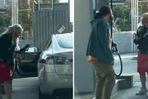 Video: Bi hài cảnh cô gái tóc vàng quyết đổ xăng cho ô tô điện