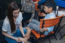 Lộ người "đàn ông" khiến Hà Hồ quỳ gối rửa chân