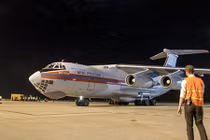 Video: Máy bay Nga chở 40 tấn hàng cứu trợ hạ cánh ở Cam Ranh