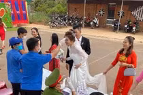 Đám cưới mùa dịch: xếp hàng chờ đo thân nhiệt trước khi vào 