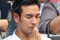 Mưa nước mắt trong ngày tài tử Thái Lan xuống tóc đi tu