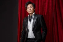 Danh hài Hoài Linh đăng ảnh mặc vest bảnh bao