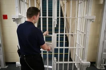 Quốc gia đóng cửa hàng loạt nhà tù vì… quá ế tội phạm