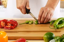 Nguy hại từ thói quen chỉ tráng thớt bằng nước sôi