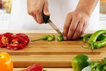 Nguy hại từ thói quen chỉ tráng thớt bằng nước sôi